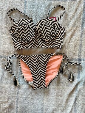 Xhilaration Black and White Chevron Bikini Set with Coral Lining Medium/xs